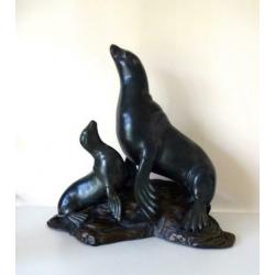 Bronzen beeld van zeehond met jong bruingrijze tint 0673-b