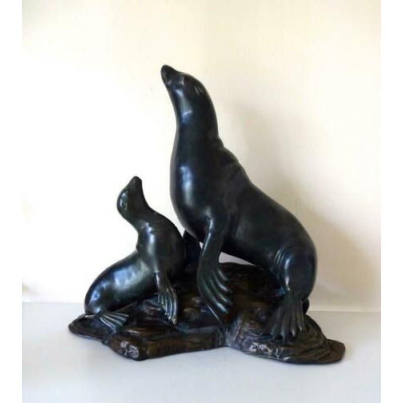 Bronzen beeld van zeehond met jong bruingrijze tint 0673-b