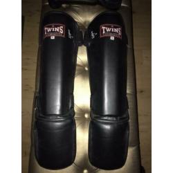 Twins kick/boks handschoenen + scheendekkers NIEUW Set