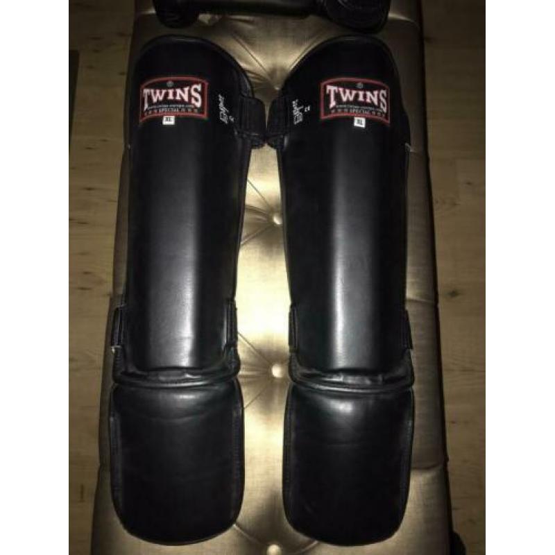 Twins kick/boks handschoenen + scheendekkers NIEUW Set