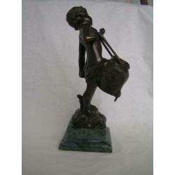 bronzen beeld meisje met kruik op marmer voet