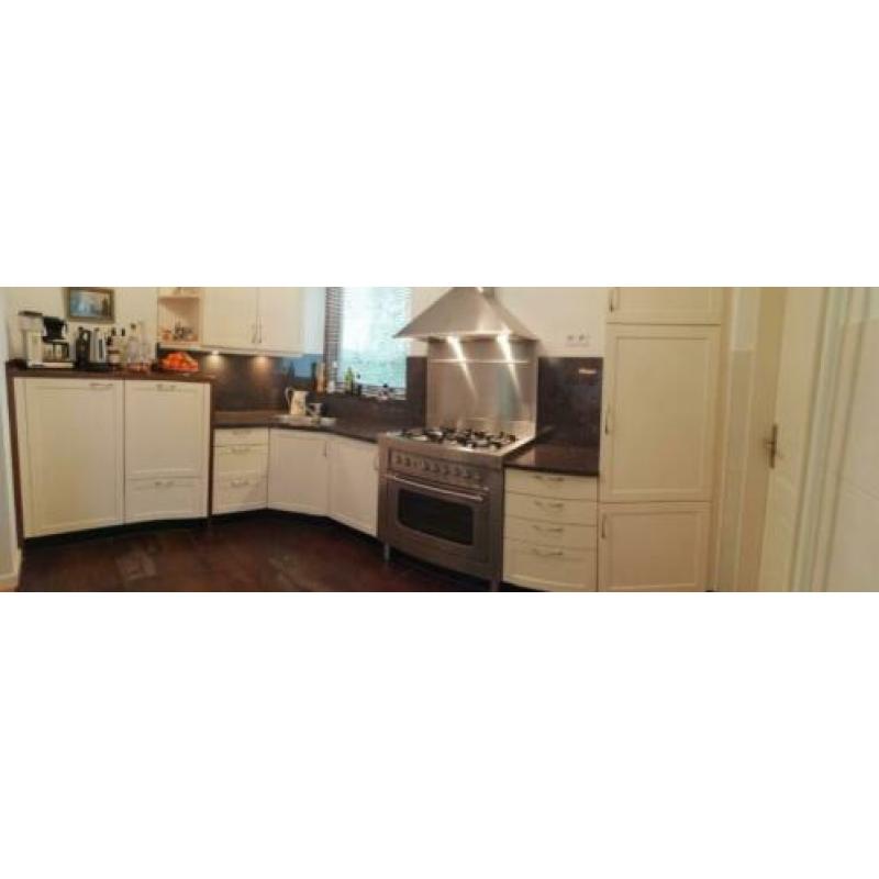 Complete keuken met apparatuur, kasten en natuurstenenblad