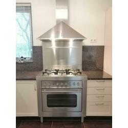 Complete keuken met apparatuur, kasten en natuurstenenblad