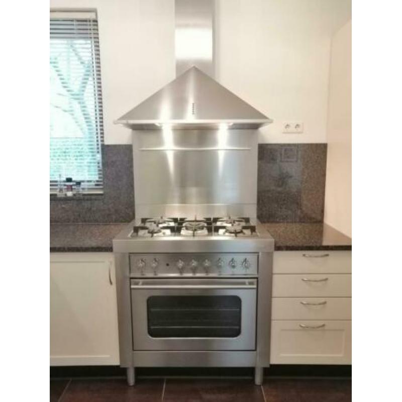 Complete keuken met apparatuur, kasten en natuurstenenblad