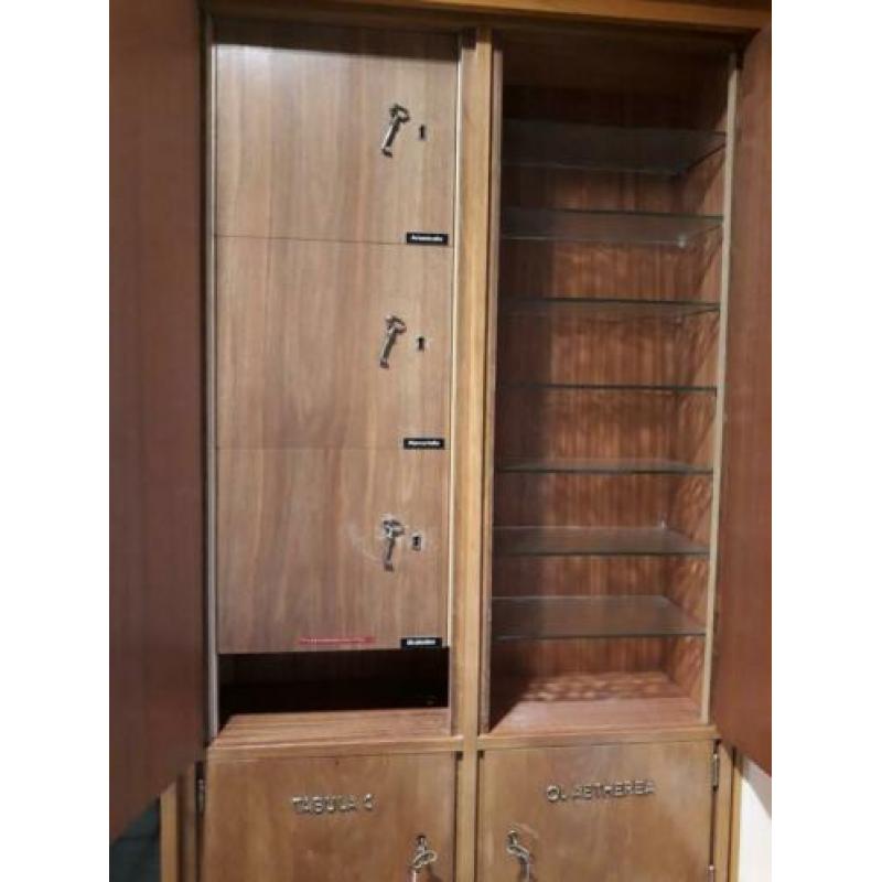 Originele Venena Apothekerskast met afsluitbare vakken.