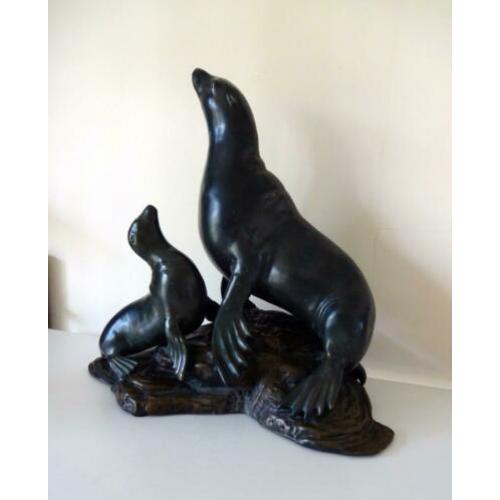Bronzen beeld van zeehond met jong bruingrijze tint 0673-b
