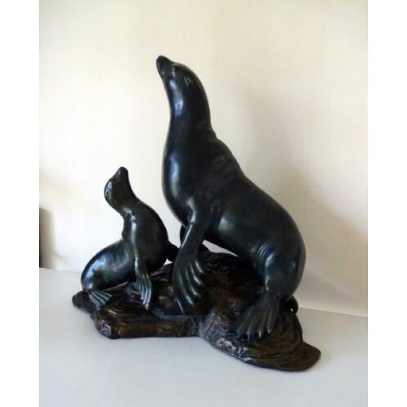 Bronzen beeld van zeehond met jong bruingrijze tint 0673-b