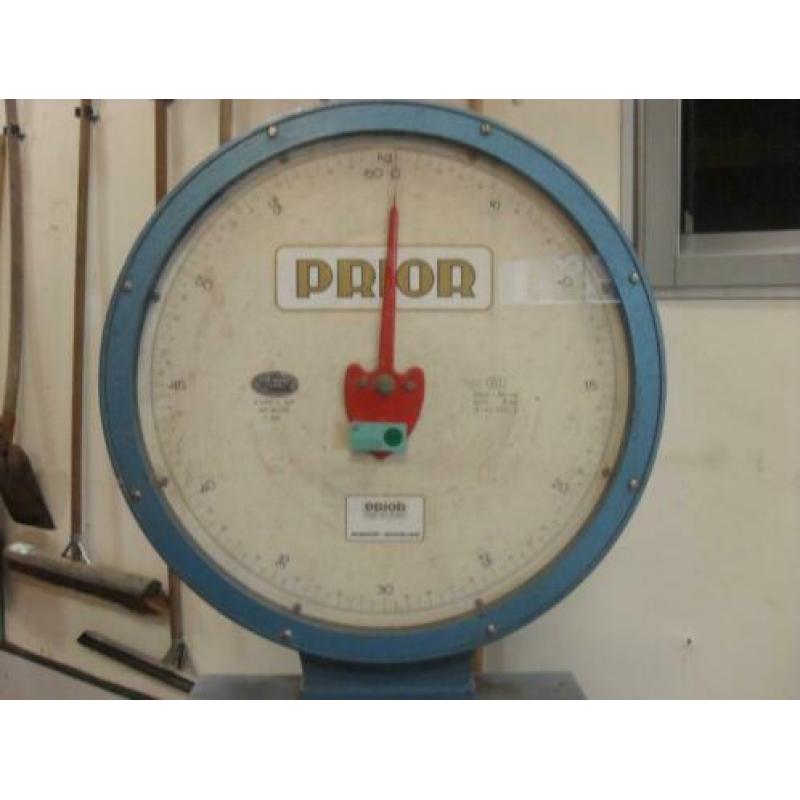 Grote vintage weegschaal prior op wielen