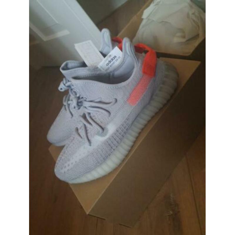 Yeezy boost 350 v2 tail light maat 43 1/3