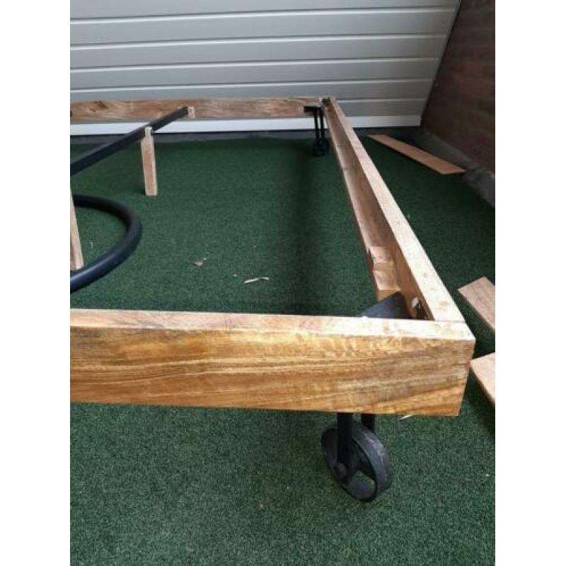 Bedombouw,hout, wieltjes.
