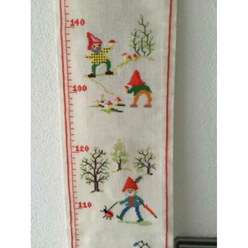 Geborduurd meetlint voor de kinderkamer.