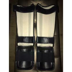 Twins kick/boks handschoenen + scheendekkers NIEUW Set