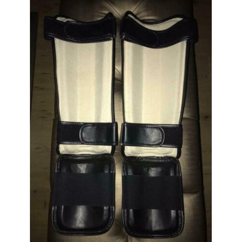 Twins kick/boks handschoenen + scheendekkers NIEUW Set