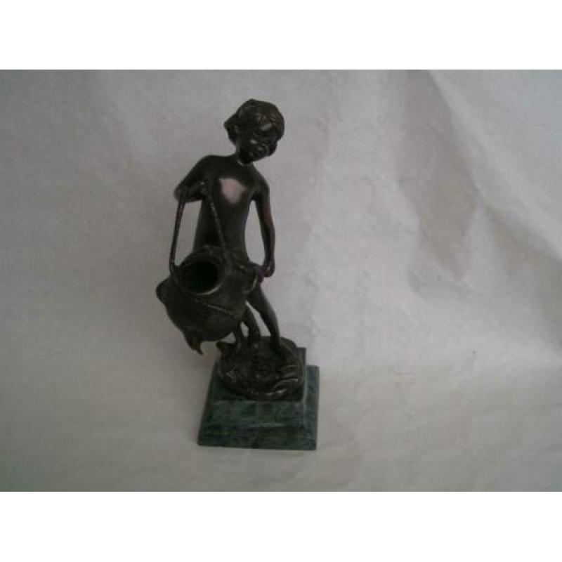 bronzen beeld meisje met kruik op marmer voet