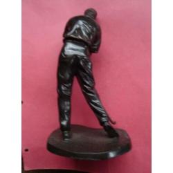 bronzen beeldje-golfer. mooi gestyleerd.