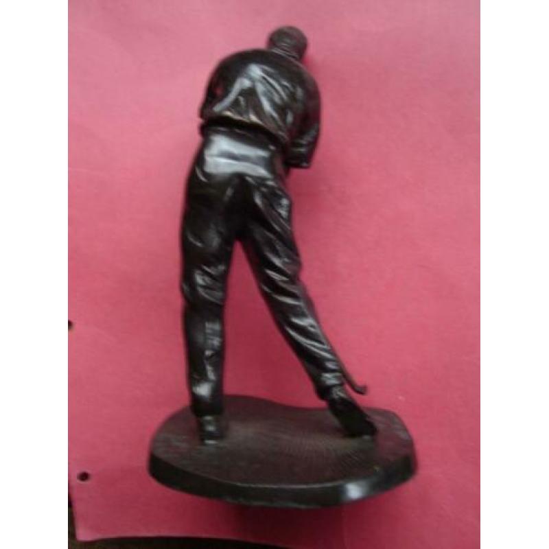 bronzen beeldje-golfer. mooi gestyleerd.