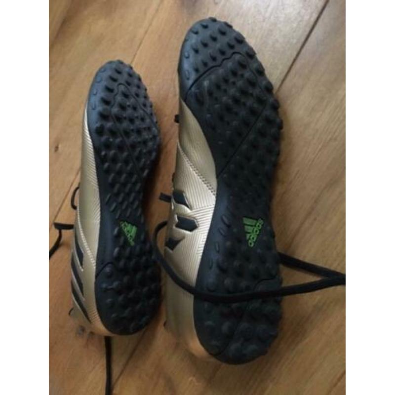 Voetbalschoenen Adidas voor kunstgras, Maat 43