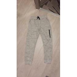 Joggingsbroek jongens maat 146. Weinig gedragen!