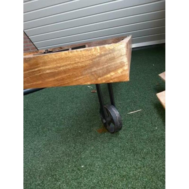 Bedombouw,hout, wieltjes.
