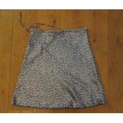 Leuke rok grijs met witte blaadjes en blauwe bloemetjes