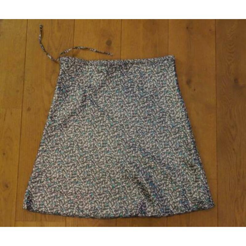 Leuke rok grijs met witte blaadjes en blauwe bloemetjes