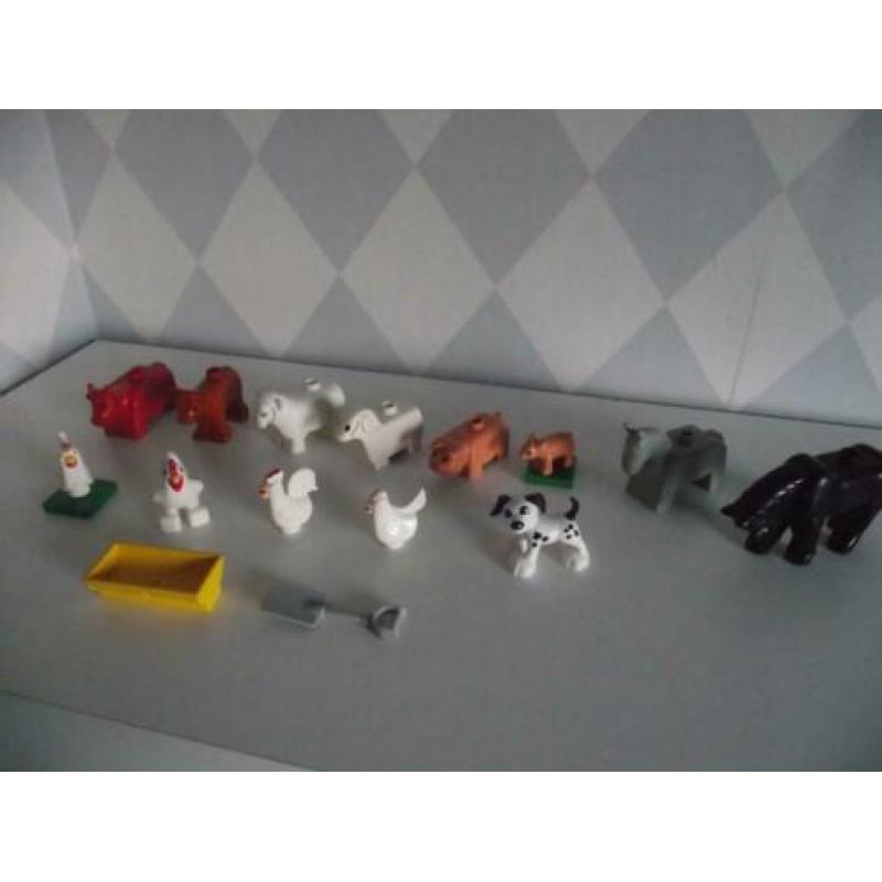 Te koop Duplo set: 13 boerderij dieren + trog / spade