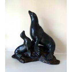 Bronzen beeld van zeehond met jong bruingrijze tint 0673-b