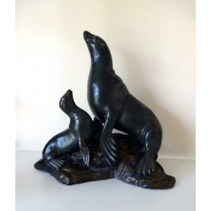 Bronzen beeld van zeehond met jong bruingrijze tint 0673-b