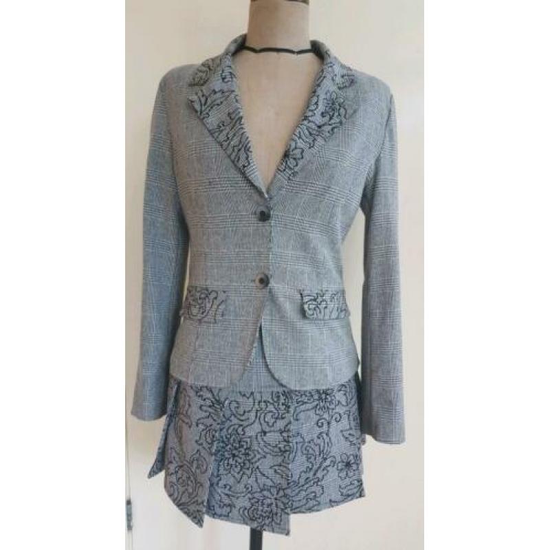 Aparte set met paisley print jasje en rokje