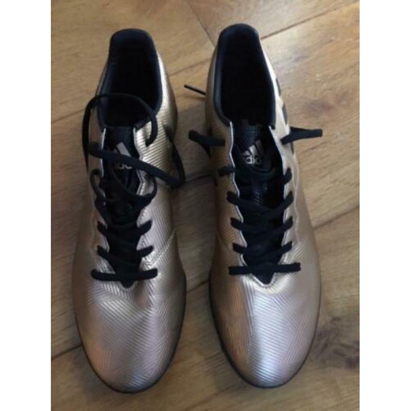 Voetbalschoenen Adidas voor kunstgras, Maat 43