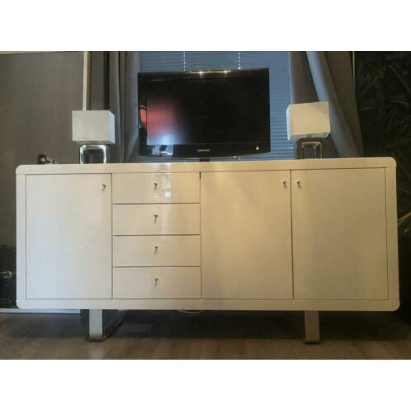 Design dressoir hoogglans wit.