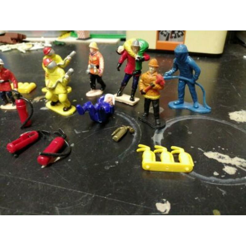 Diverse figuren van de brandweer.