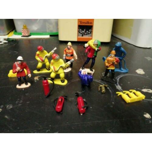 Diverse figuren van de brandweer.