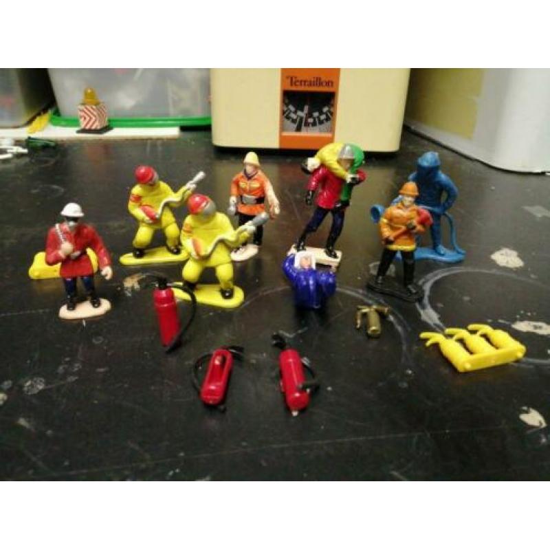 Diverse figuren van de brandweer.
