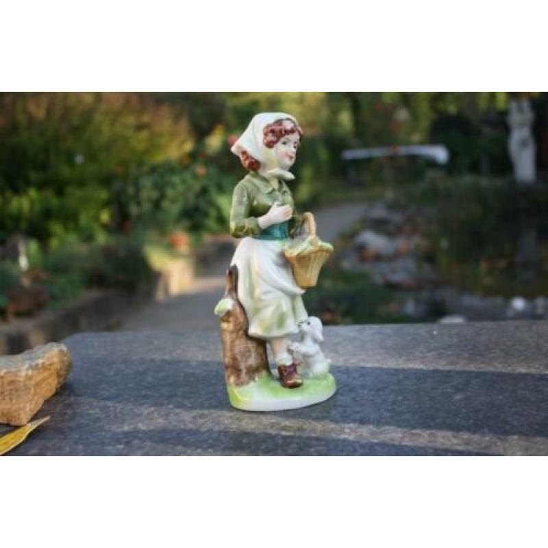 beeld MEISJE met POEDEL hoogte 20 cm