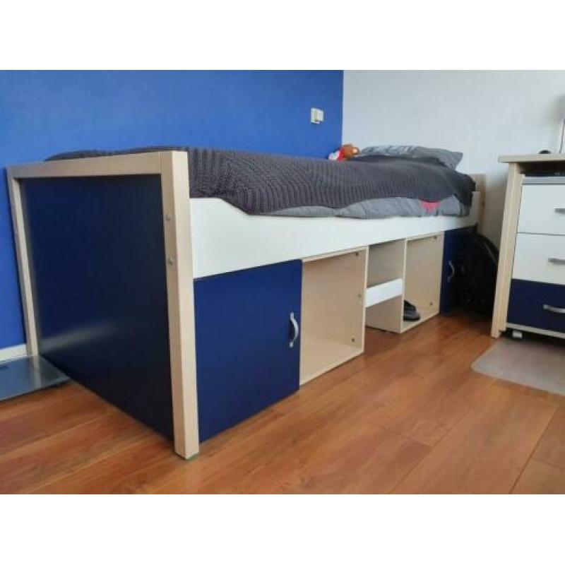 Te koop tienerskamer (meubelen)