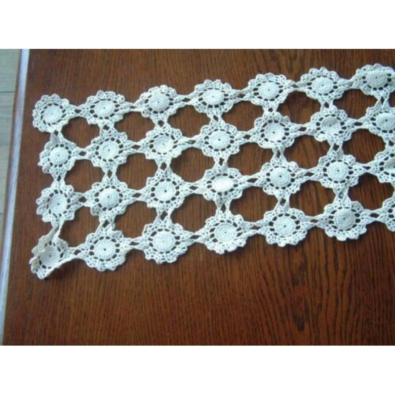 Vintage gehaakt kleedje ca 60 bij 22 cm nr.7