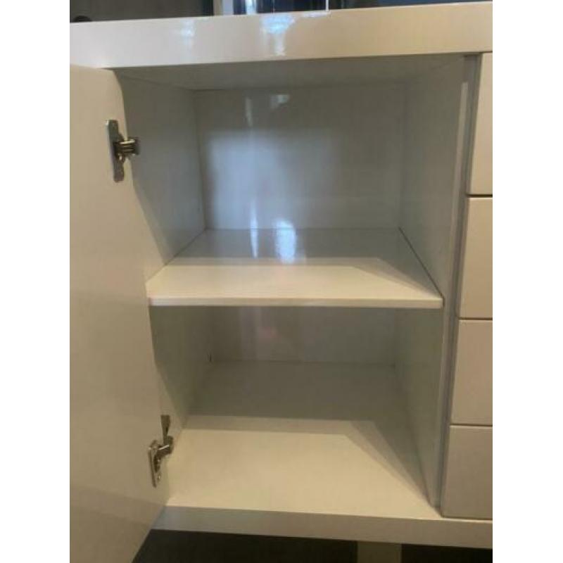 Design dressoir hoogglans wit.