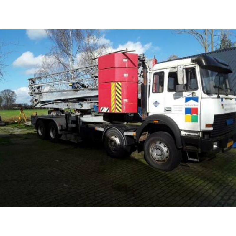 Vicario 168.6 bouwkraan met iveco truck