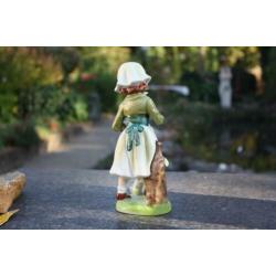 beeld MEISJE met POEDEL hoogte 20 cm