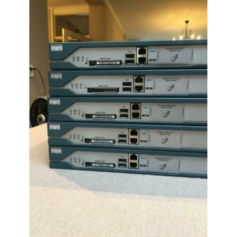 5x Cisco 2811-SEC-K9 router (2 poorten, 100Mbps, 64MBflash)