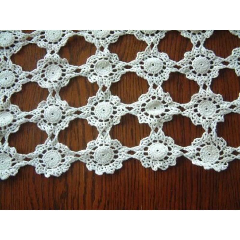 Vintage gehaakt kleedje ca 60 bij 22 cm nr.7