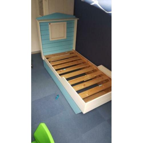 Peuterbed met kast