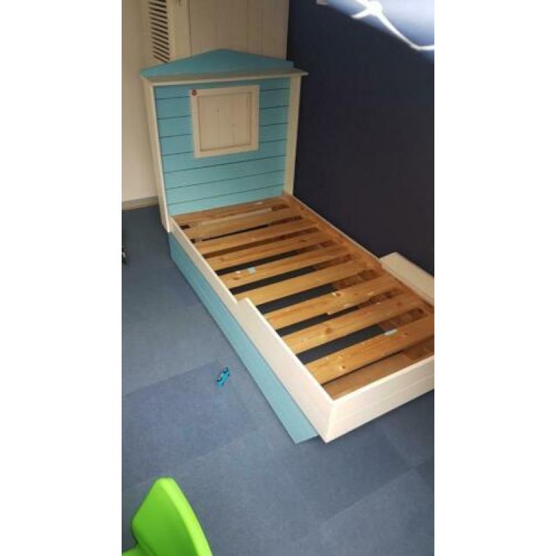 Peuterbed met kast
