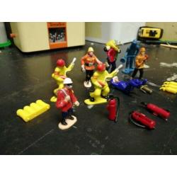 Diverse figuren van de brandweer.