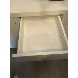 Design dressoir hoogglans wit.