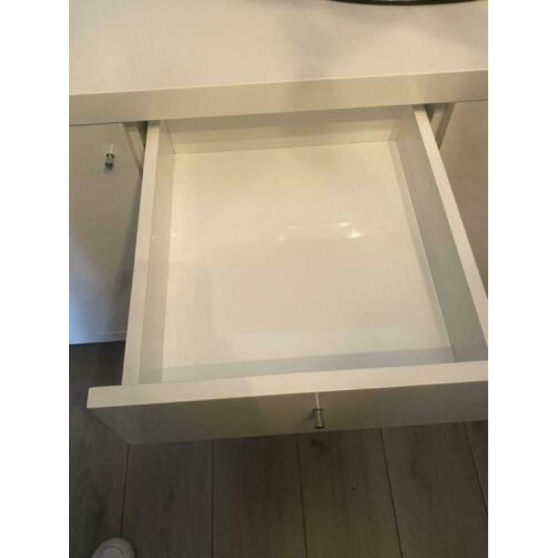 Design dressoir hoogglans wit.