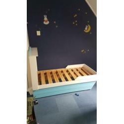 Peuterbed met kast