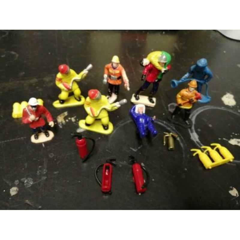 Diverse figuren van de brandweer.