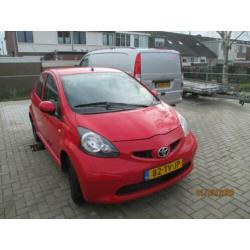 Toyota Aygo 1.0 12V Vvt-i 5DRS 2007 Rood